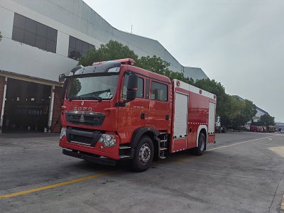 国六-重汽豪沃8吨水罐消防车